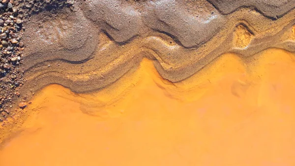 Sand och gult vatten. Abstrakt konsistens. Färger av naturen. Närbild. — Stockfoto