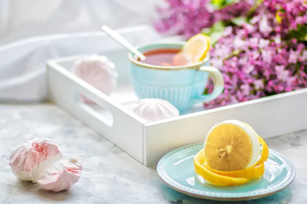 Čaj Sloužil Dárkovém Boxu Marshmallow Citronem Kyticí Lilku Zavři Pohled — Stock fotografie