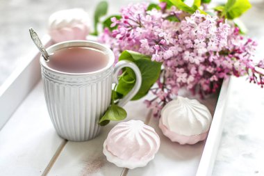 Çay marshmallow ve leylak bir buket ile bir hediye kutusunda servis edilir. Yakın çekim.
