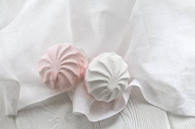 Beyaz masanın üzerinde beyaz pembe el yapımı marshmallow. Üst te. Yakın çekim.