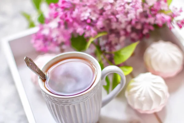 El té se sirve en una caja de regalo con malvaviscos y un ramo de una lila. De cerca. . — Foto de Stock