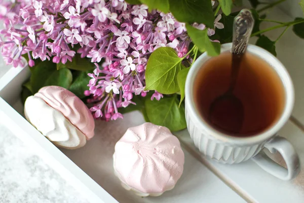 Il tè è servito in una confezione regalo con marshmallow e un mazzo di lilla. Da vicino. . — Foto Stock