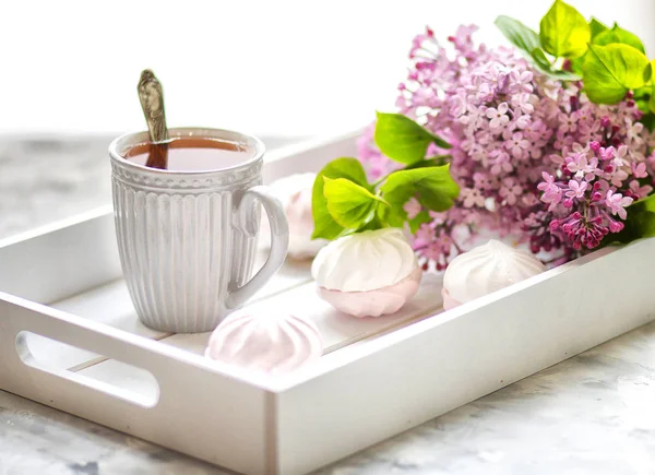 O chá servido em uma caixa de presente com marshmallows e um buquê de um lilás. Fechar . — Fotografia de Stock