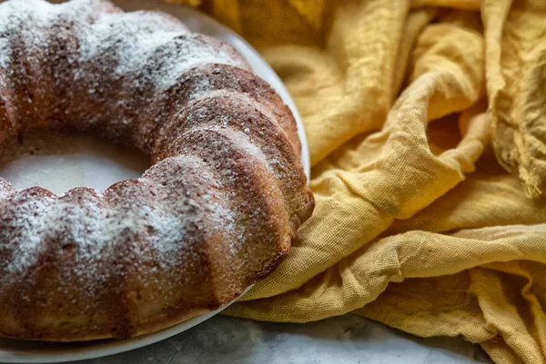 Pastel de calabaza en un plato blanco sobre tela amarilla . — Foto de Stock