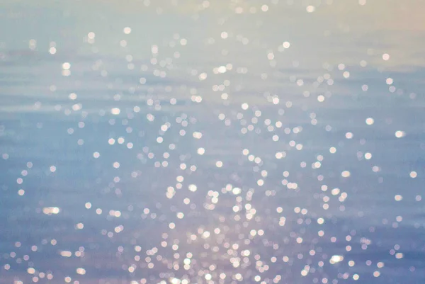 La lumière du soleil se reflète dans l'eau. Eau fond bokeh — Photo