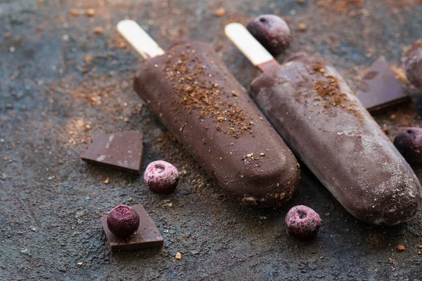 Csokis fagylalt darab csokoládé és áfonyával a konkrét háttér. — Stock Fotó