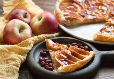 Bir parça elmalı turta, kızarmış fıstık, taze elma ve karamelli sos.