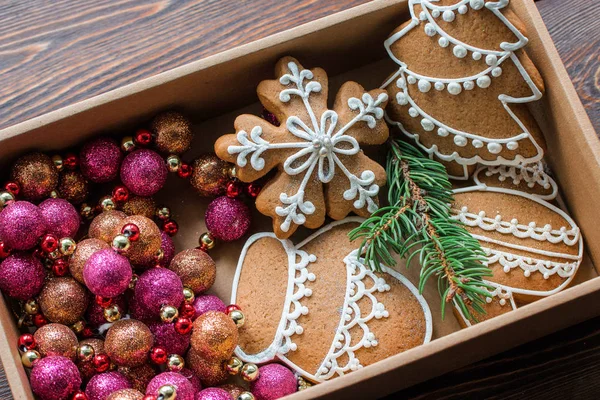 Decorações de Natal e biscoitos artesanais na bandeja deitada no fundo de madeira . — Fotografia de Stock