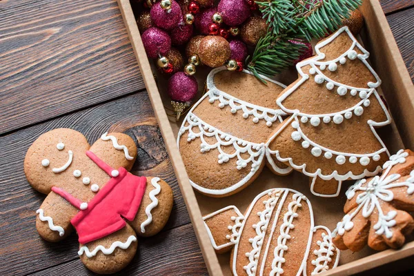 Decorações de Natal e biscoitos artesanais na bandeja deitada no fundo de madeira . — Fotografia de Stock