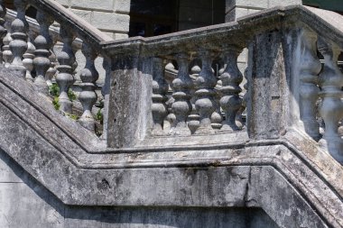 Taş balyaları olan eski bir merdivenin parçası. 