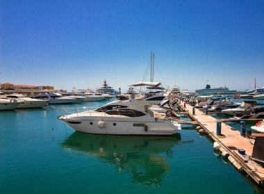 Yatlar ve tekneler limana demir attı. 