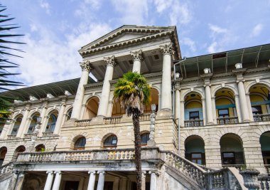 RUSSIA, SOCHI - 25 Temmuz 2020: Güneşli bir yaz gününde adını Sergo Ordzhonikidze 'den alan sanatoryumun güzel eski binası. Mimar Ivan Sergeevich Kuznetsov 