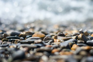 Çakıl taşlı deniz kıyısı. Çakıl taşı plajı ve deniz dalgası. Seçici odak