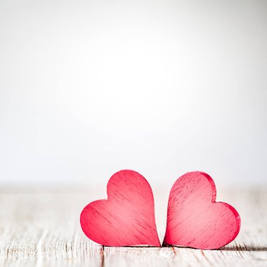 Tahta Arkaplanda İki Kırmızı Kalp