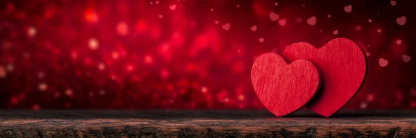 Dvě Červená Valentýnská Srdce Stojící Dřevěný Stůl Měkkou Romantické Pozadí — Stock fotografie