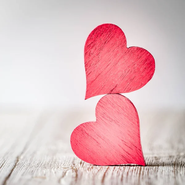 Dos Corazones Rojos Sobre Fondo Madera — Foto de Stock