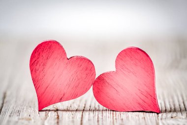 Tahta Arkaplanda İki Kırmızı Kalp