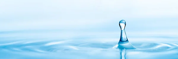 Droplet Čistá Modrá Voda Stříkající Louže Vlnky — Stock fotografie