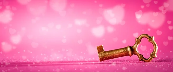 Oude Koperen Toets Roze Achtergrond Met Zachte Dromerige Hart Valentijnsdag — Stockfoto