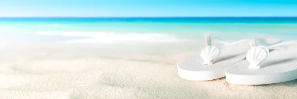 白いシェルと熱帯水と砂浜をサンダルと青い空 ビーチ ホリデイ コンセプト — ストック写真