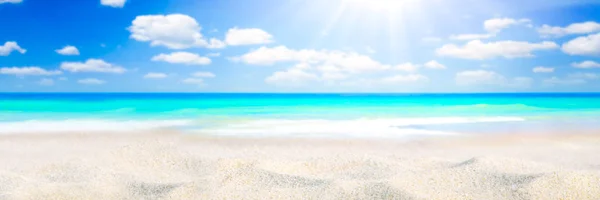 Playa Arena Con Agua Tropical Nubes Fondo Sol — Foto de Stock