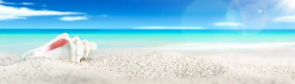 貝殻の白い砂海岸と熱帯水 ボケ味と太陽の光と青い空 白い雲 — ストック写真