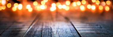 Noel ışıkları Vintage ahşap tahta masada bokeh