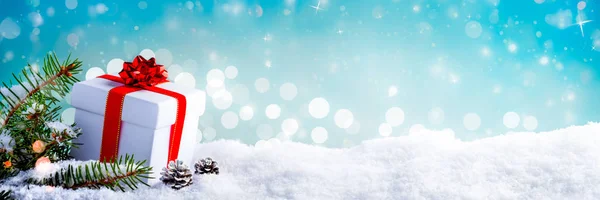 Vánoční Dárkové Krabice Jedle Větví Šišky Sněhu Vánoční Osvětlení — Stock fotografie