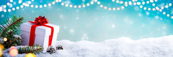 Krabičky Jedle Větví Šišky Sněhu Vánoční Osvětlení — Stock fotografie