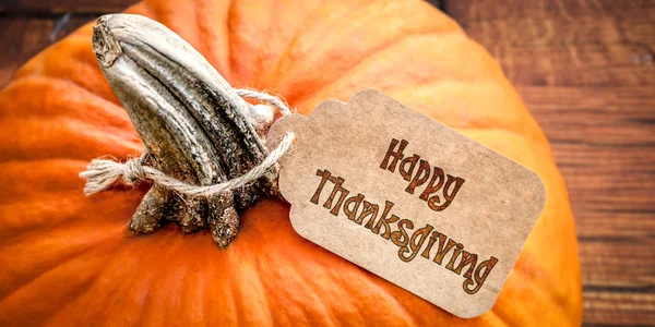 Şükran günün kutlu olsun etiketi ahşap arka plan üzerinde kabak