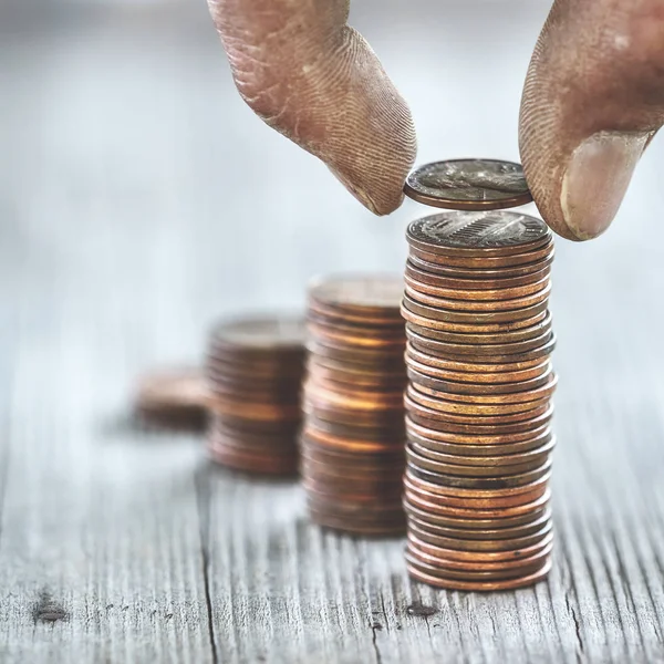 Moedas Contagem Mão Suja — Fotografia de Stock