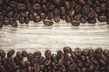 Kahve çekirdekleri ahşap arka plan üzerinde Close-Up