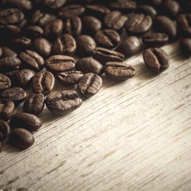 Kahve çekirdekleri ahşap arka plan üzerinde Close-Up