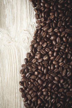 Kahve çekirdekleri ahşap arka plan üzerinde Close-Up