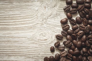 Kahve çekirdekleri ahşap arka plan üzerinde Close-Up