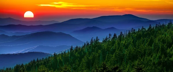 Schöner Rauchiger Sonnenuntergang Den Bergen — Stockfoto