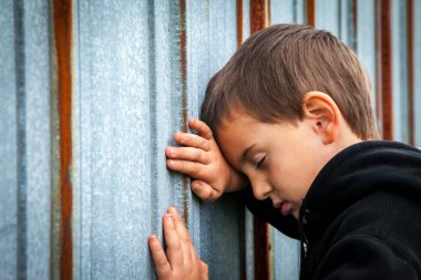 Üzgün evsiz Küçük Çocuk