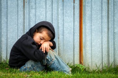 Üzgün evsiz Küçük Çocuk