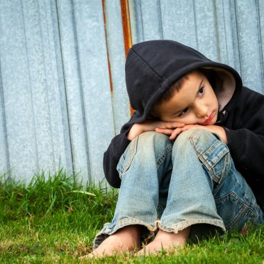 Üzgün evsiz Küçük Çocuk