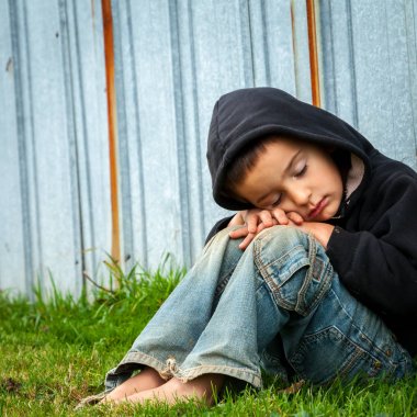 Üzgün evsiz Küçük Çocuk