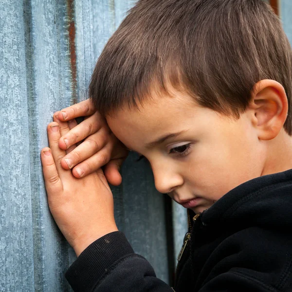 Piccolo Ragazzo Senzatetto Triste — Foto Stock