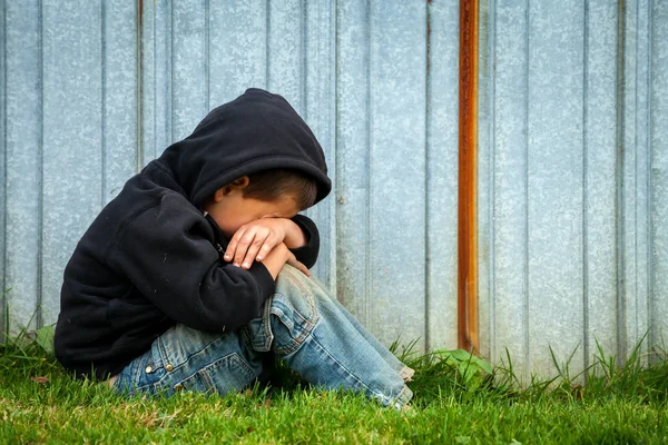 Triste Sem Abrigo Menino — Fotografia de Stock