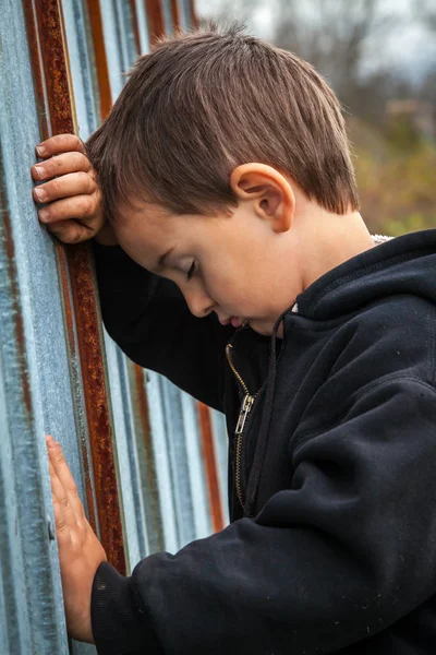 Triste Sem Abrigo Menino — Fotografia de Stock