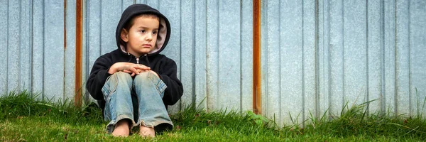 Üzgün evsiz Küçük Çocuk