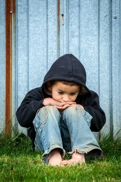 Piccolo Ragazzo Senzatetto Triste — Foto Stock