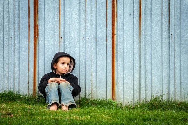 Üzgün evsiz Küçük Çocuk
