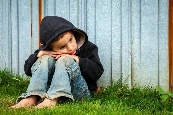 Piccolo Ragazzo Senzatetto Triste — Foto Stock