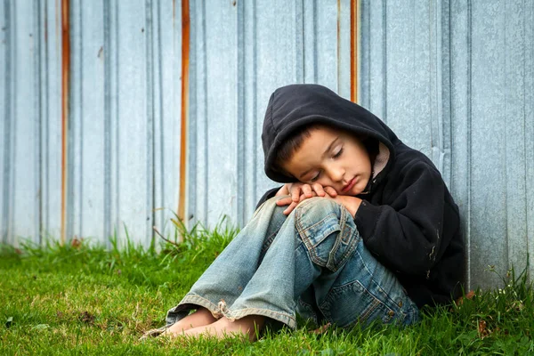 Üzgün evsiz Küçük Çocuk