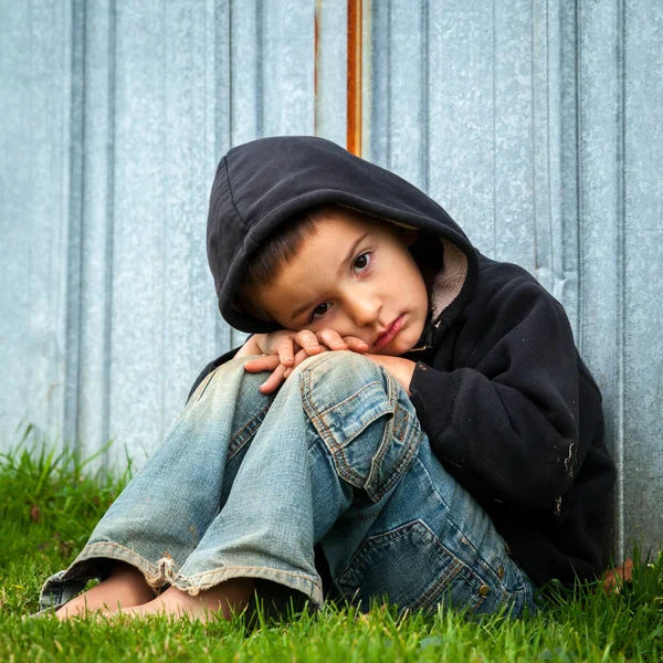 Piccolo Ragazzo Senzatetto Triste — Foto Stock