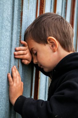 Üzgün evsiz Küçük Çocuk